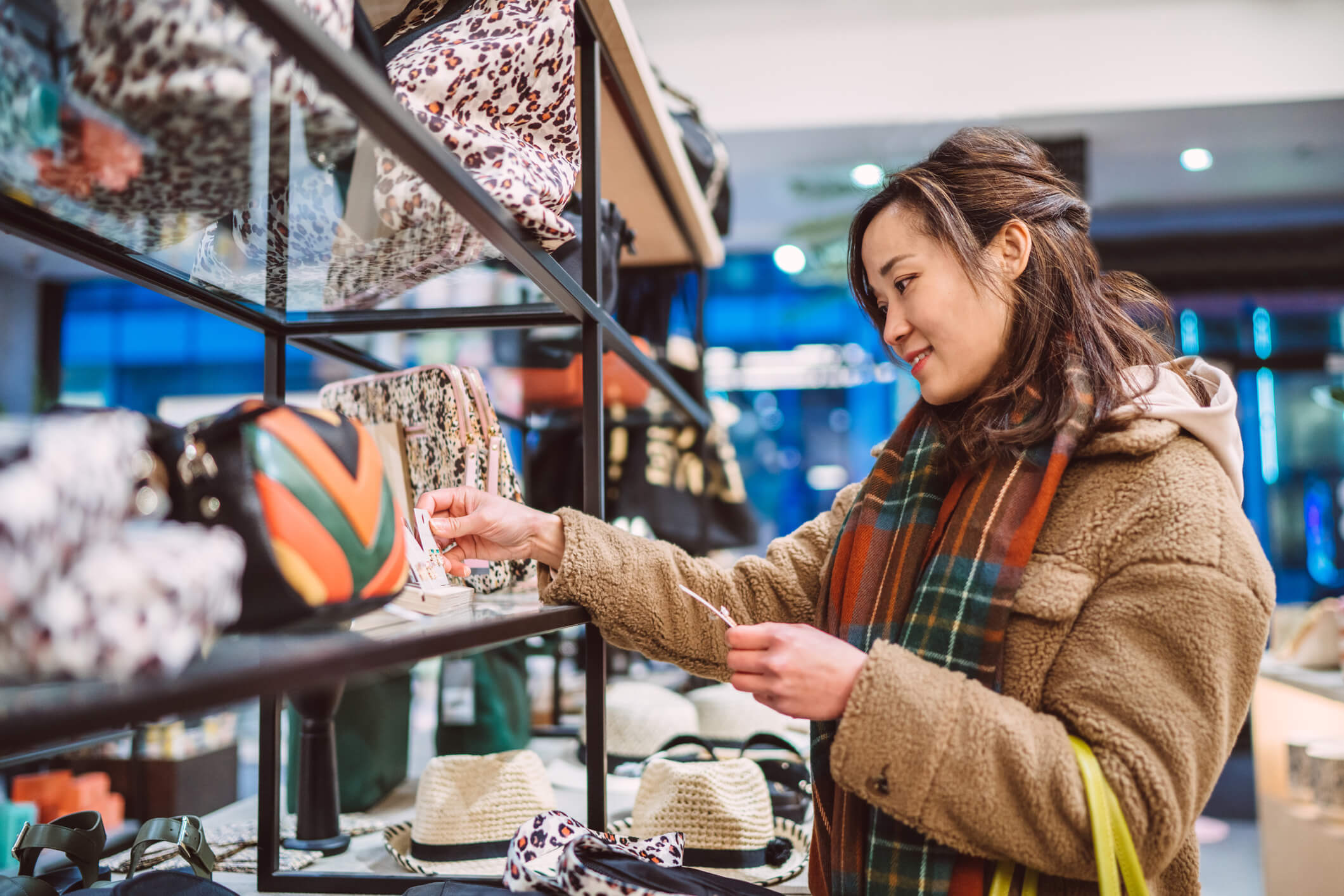 Como saber os tipos de público-alvo? Imagem representando uma mulher fazendo suas compras